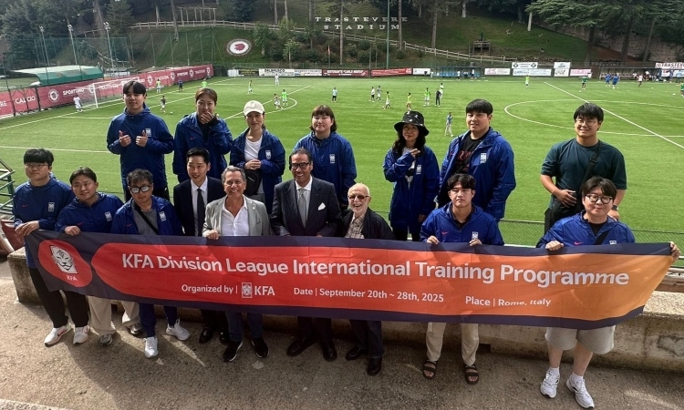 La delegazione della Federazione coreana al Trastevere Stadium